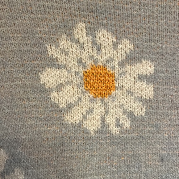 Large Floral Daisy Cropped Cardigan - Picture 3 of 4